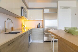 1300 Brickell Bay Dr in Miami, FL - Building Photo - Building Photo