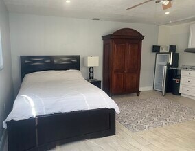 6820 Scott St in Hollywood, FL - Building Photo - Building Photo