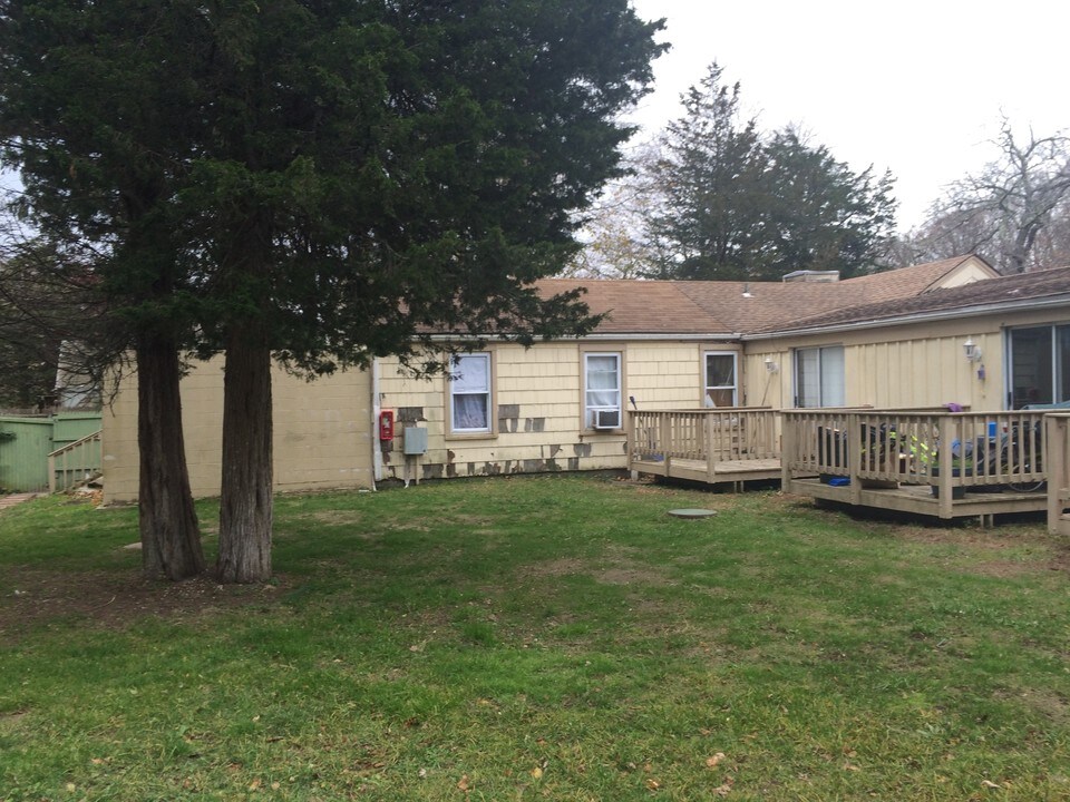 418 Montauk Hwy in East Hampton, NY - Building Photo