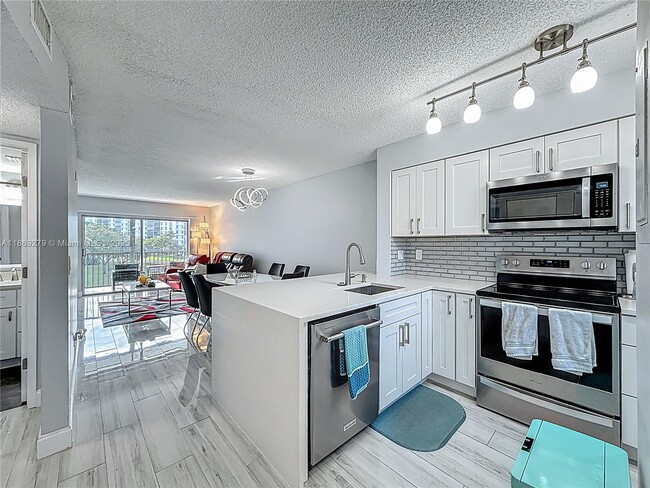 2228 N Cypress Bend Dr in Pompano Beach, FL - Building Photo - Building Photo