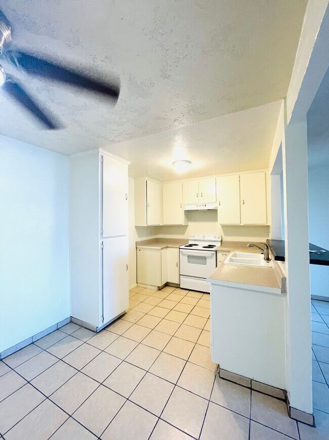 1300 Saratoga Ave in Ventura, CA - Foto de edificio - Building Photo