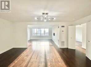 633-2633 Bay St. in Toronto, ON - Building Photo - Building Photo