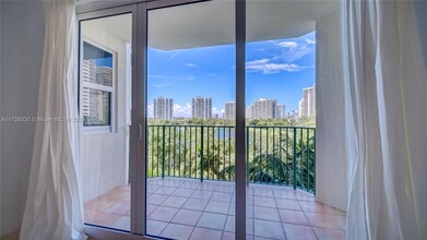 20000 E Country Club Dr in Aventura, FL - Building Photo - Building Photo