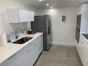 1000 Parkview Dr, Unit 319 in Hallandale Beach, FL - Building Photo - Building Photo