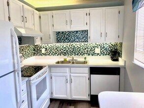 53 Woodland Dr, Unit 105 in Vero Beach, FL - Foto de edificio - Building Photo