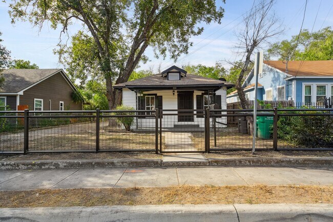 2332 E Houston St in San Antonio, TX - Foto de edificio - Building Photo