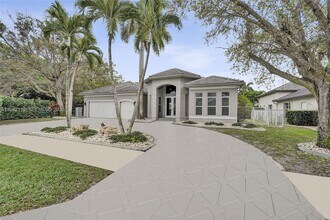 8006 N Savannah Cir in Davie, FL - Building Photo - Building Photo