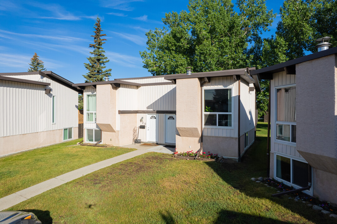 114 Oaktree SW in Calgary, AB - Building Photo