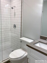 344 W Dickens Ave, Unit 2111-1 in Chicago, IL - Foto de edificio - Building Photo