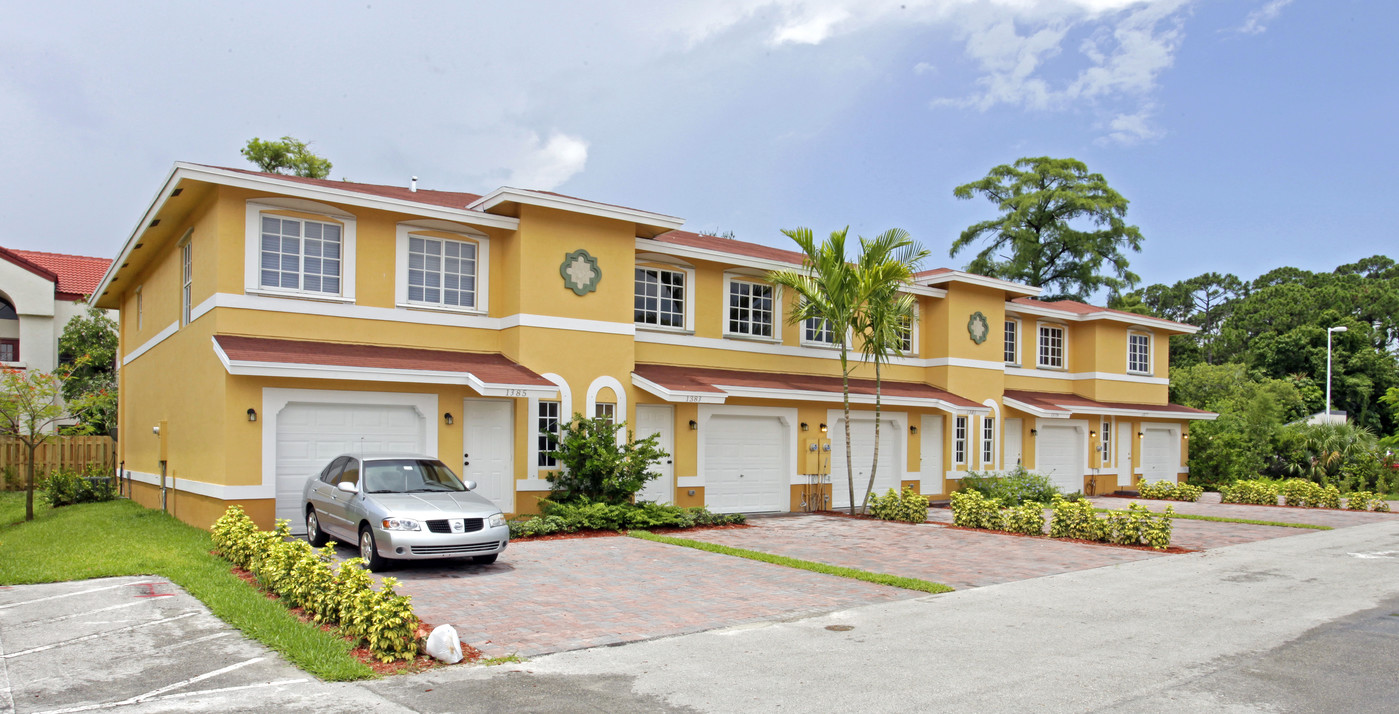 Avon Point Townhomes in North Lauderdale, FL - Building Photo