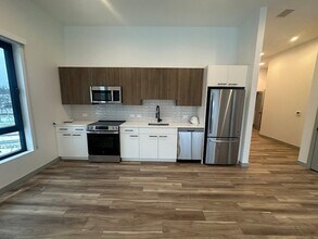 39 Railroad Ave, Unit 560 in Haverhill, MA - Building Photo - Building Photo