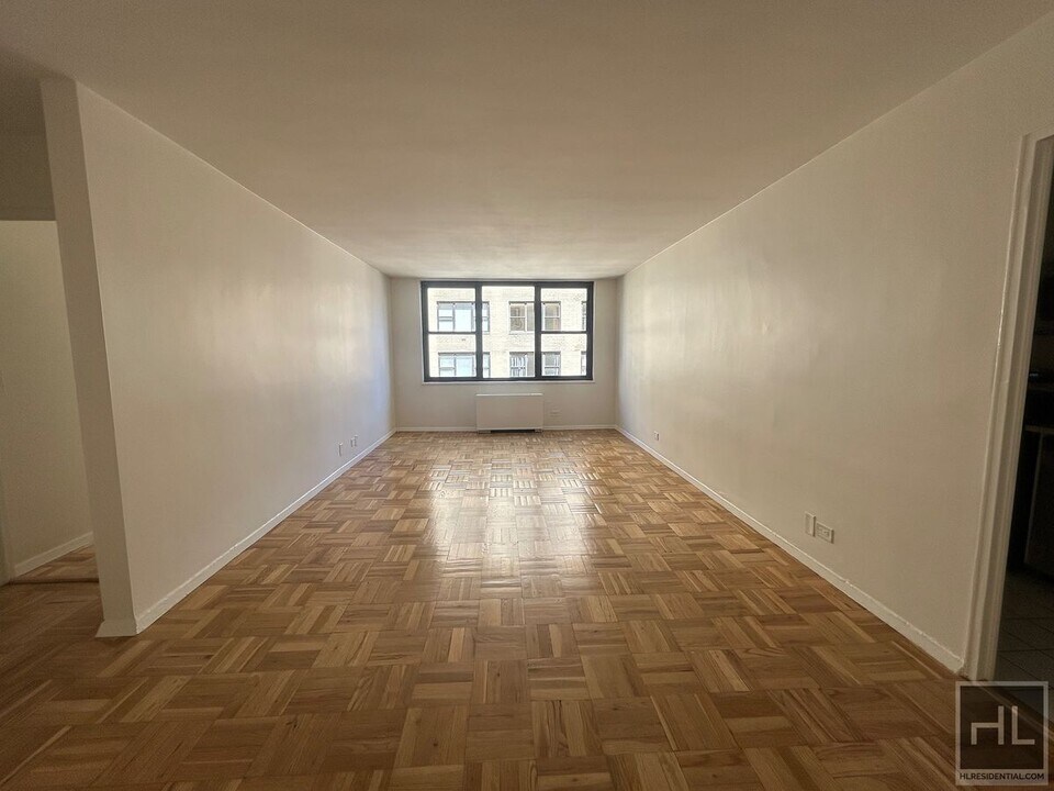 EAST 49 STREET in New York, NY - Building Photo