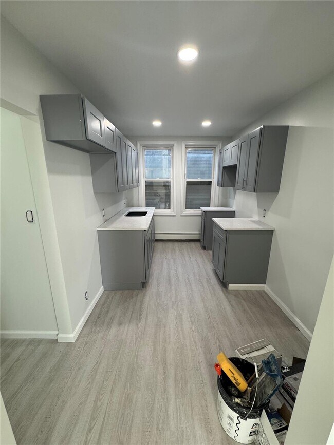 24 Stanley St in Inwood, NY - Foto de edificio - Building Photo