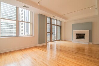 212 W Washington St in Chicago, IL - Building Photo - Building Photo