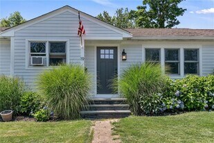 19 Sherwood Rd in Middletown, RI - Building Photo
