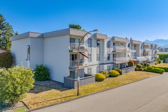 Garrison Place in Chilliwack, BC - Building Photo - Building Photo