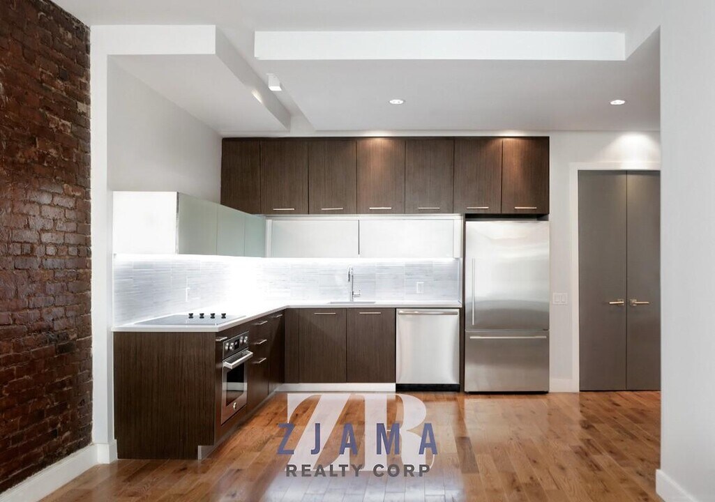 72 Willoughby St in Brooklyn, NY - Building Photo