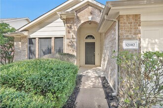 32102 Decker Oaks Dr in Pinehurst, TX - Foto de edificio - Building Photo