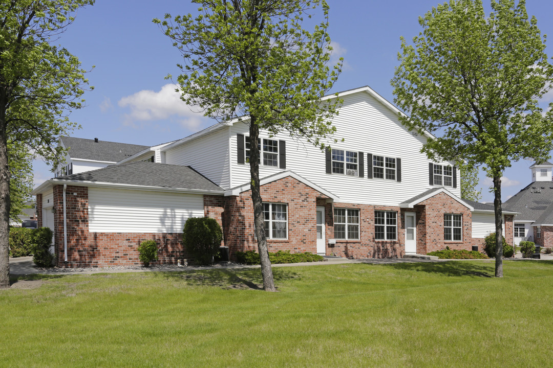 Times Square Townhomes in Grand Forks, ND - Foto de edificio