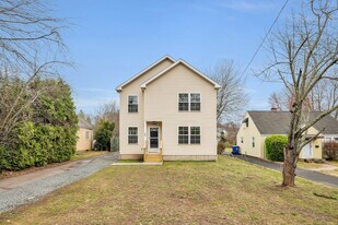 39 Robbins Ave in Newington, CT - Building Photo