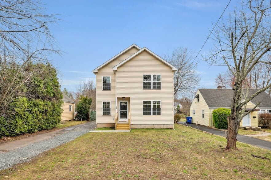 39 Robbins Ave in Newington, CT - Building Photo