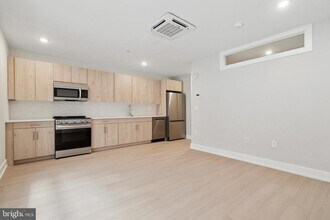 922 N Broad St-Unit -1 BEDROOM - 3RD FL in Philadelphia, PA - Building Photo - Building Photo