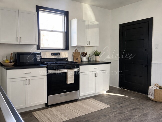 435 N Apple Ave in Freeport, IL - Foto de edificio - Building Photo