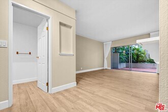 1131 Alta Loma Rd in West Hollywood, CA - Foto de edificio - Building Photo