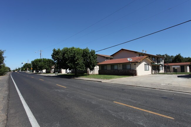 Evergreen Apartments in Merced, CA - Building Photo - Building Photo