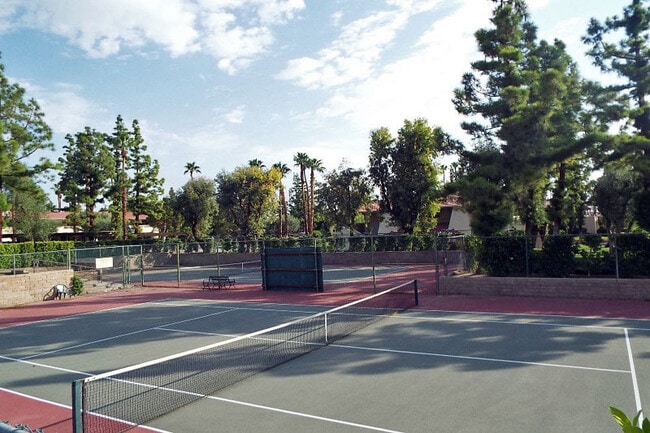 2875 N Los Felices Rd in Palm Springs, CA - Building Photo - Building Photo