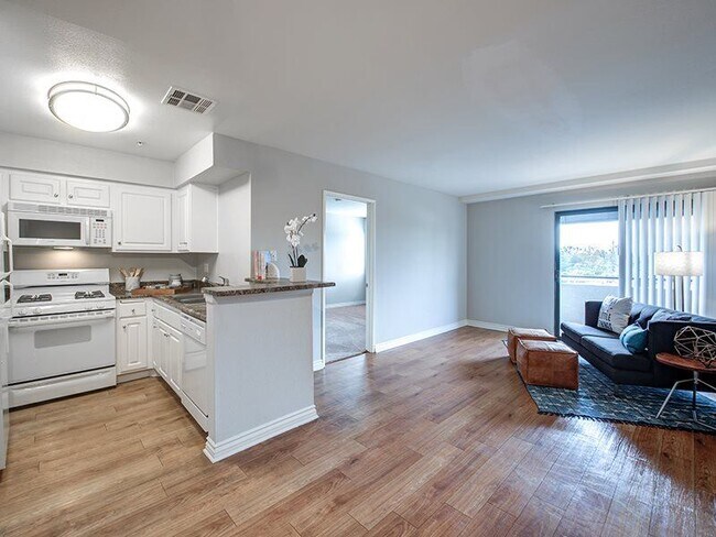 Vue at Laurel Canyon in Valley Village, CA - Building Photo - Building Photo