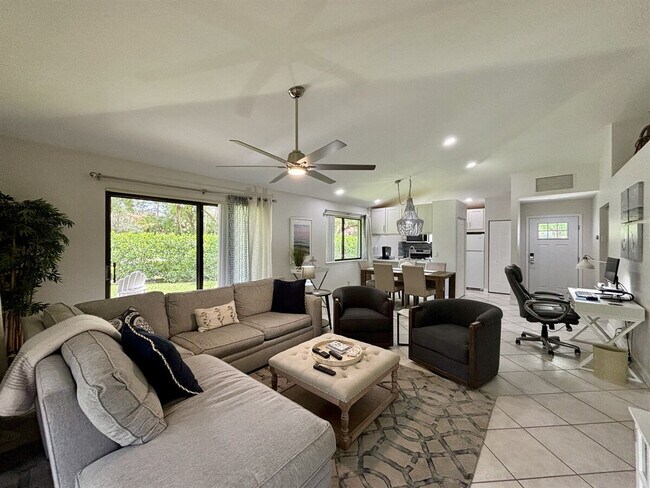 216 Club Dr in Palm Beach Gardens, FL - Building Photo - Building Photo