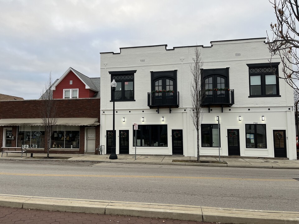 714 N Main St, Unit Dewey's Boutique Apt in Evansville, IN - Building Photo