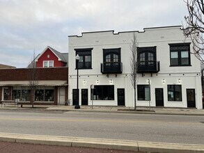 714 N Main St, Unit Dewey's Boutique Apt in Evansville, IN - Building Photo - Building Photo