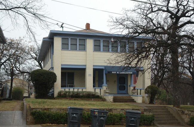 809 N Lancaster Ave in Dallas, TX - Foto de edificio - Building Photo