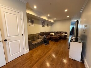 323 W 4th St in Boston, MA - Building Photo - Building Photo
