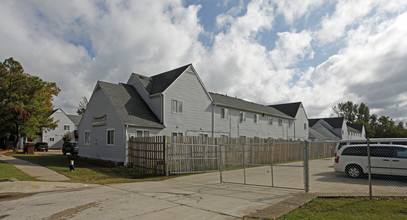 Turnpike Terrace in Portsmouth, VA - Foto de edificio - Building Photo