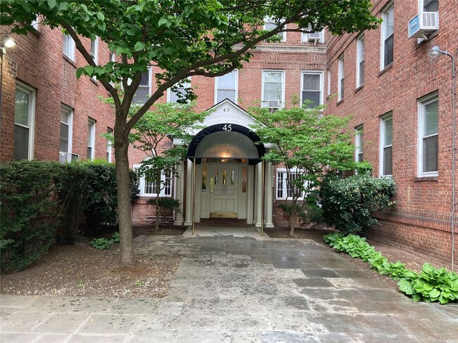 45 Kew Gardens Rd, Unit 5A in Queens, NY - Building Photo - Building Photo