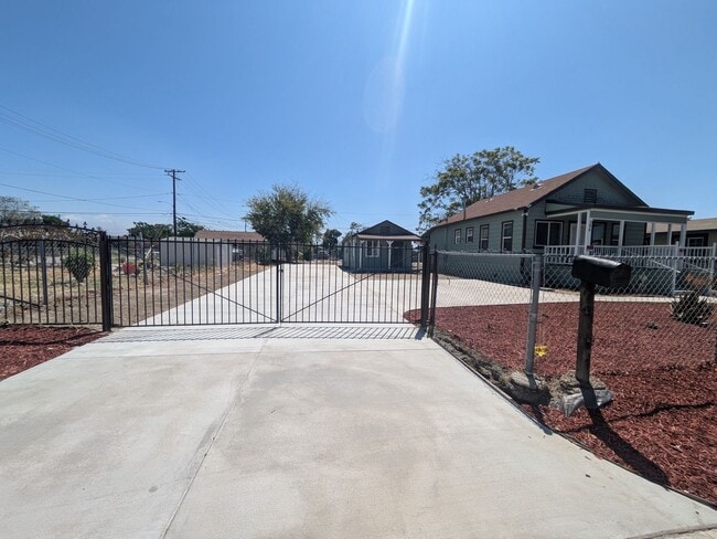 388 N Mt Vernon Ave in Colton, CA - Building Photo - Building Photo