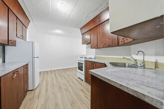 Elsey Manor in Regina, SK - Building Photo - Building Photo