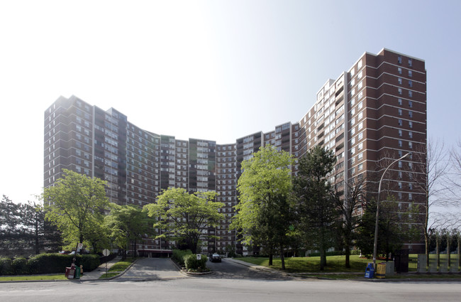 627 The West Mall in Toronto, ON - Building Photo - Primary Photo