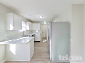 9825 Rhodes Ln in Avon, IN - Foto de edificio - Building Photo