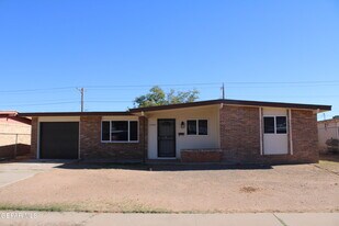 10465 Omega Cir in El Paso, TX - Building Photo