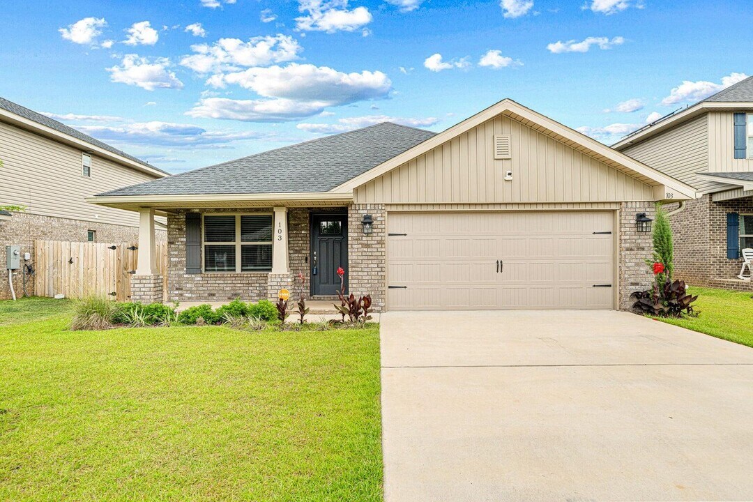 103 Ridgeway Cir in Crestview, FL - Building Photo