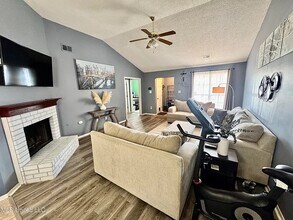 1096 W E Ross Pkwy in Southaven, MS - Building Photo - Building Photo