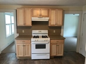 81 Maple St in Waltham, MA - Building Photo - Building Photo