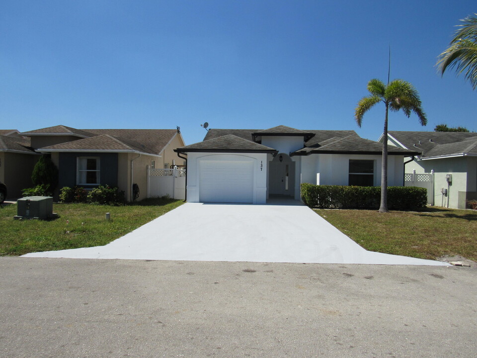 137 Vanessa St in Palm Springs, FL - Building Photo