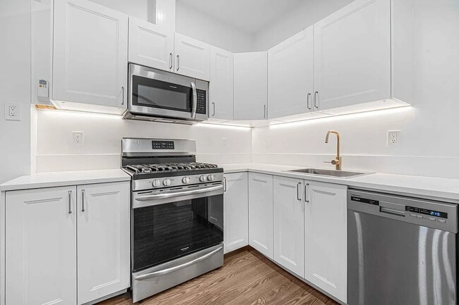 160 W 54th St in New York, NY - Foto de edificio - Building Photo