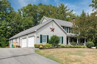 2-12 Yvonne St in Rochester, NH - Building Photo