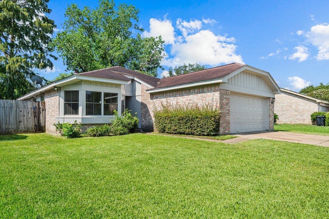 12007 Longbrook Dr in Houston, TX - Building Photo